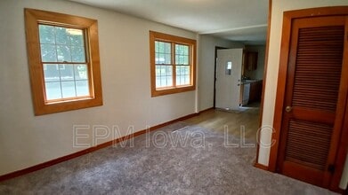524 S Hackett Rd in Waterloo, IA - Building Photo - Building Photo