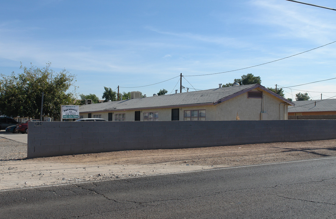 Hadsells Apartment in Glendale, AZ - Building Photo