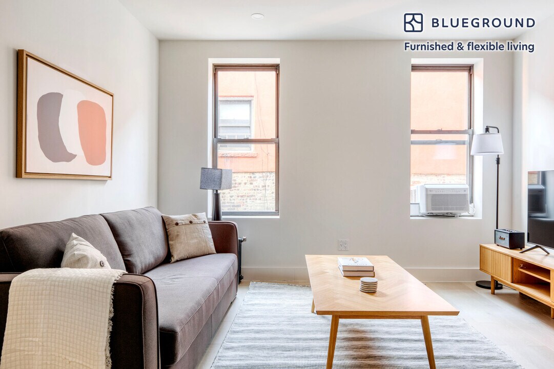 300 W 21st St in New York, NY - Building Photo