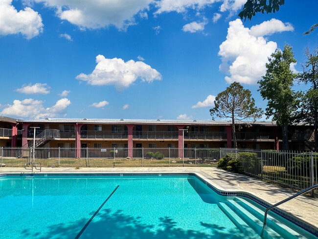 Avalon Park Apartments in Palmdale, CA - Building Photo - Building Photo