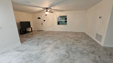 741 Fairhaven St NE in Palm Bay, FL - Foto de edificio - Building Photo