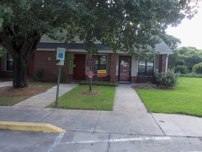 Hampton Court Apartments in Villa Rica, GA - Foto de edificio - Building Photo