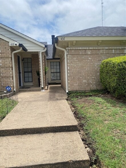 437 Dollins St in Cedar Hill, TX - Building Photo - Building Photo