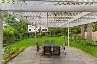 33 Meadow Pl in Rye, NY - Building Photo - Building Photo