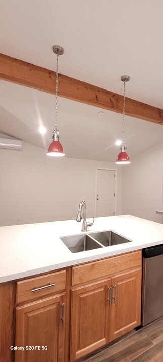 121 W Janss Rd, Unit ADU in Thousand Oaks, CA - Foto de edificio