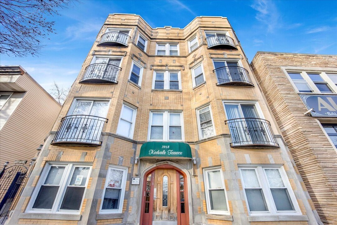 3918 N Kedvale Ave, Unit 2N in Chicago, IL - Foto de edificio