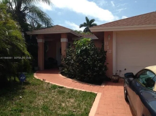 812 SE 14th Ct in Deerfield Beach, FL - Building Photo - Building Photo