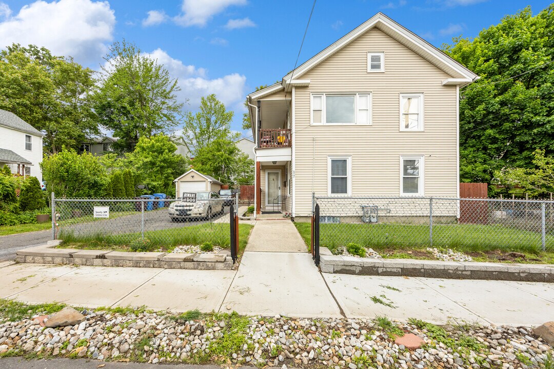 17 Crown St in New Britain, CT - Building Photo