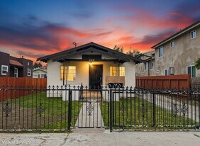 321 W 83rd St in Los Angeles, CA - Building Photo
