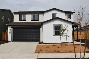 682 Stephanie Dr in Merced, CA - Building Photo
