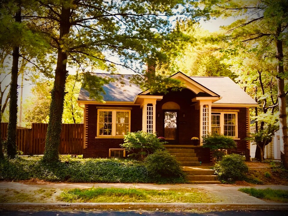 620 E 1st St in Bloomington, IN - Foto de edificio