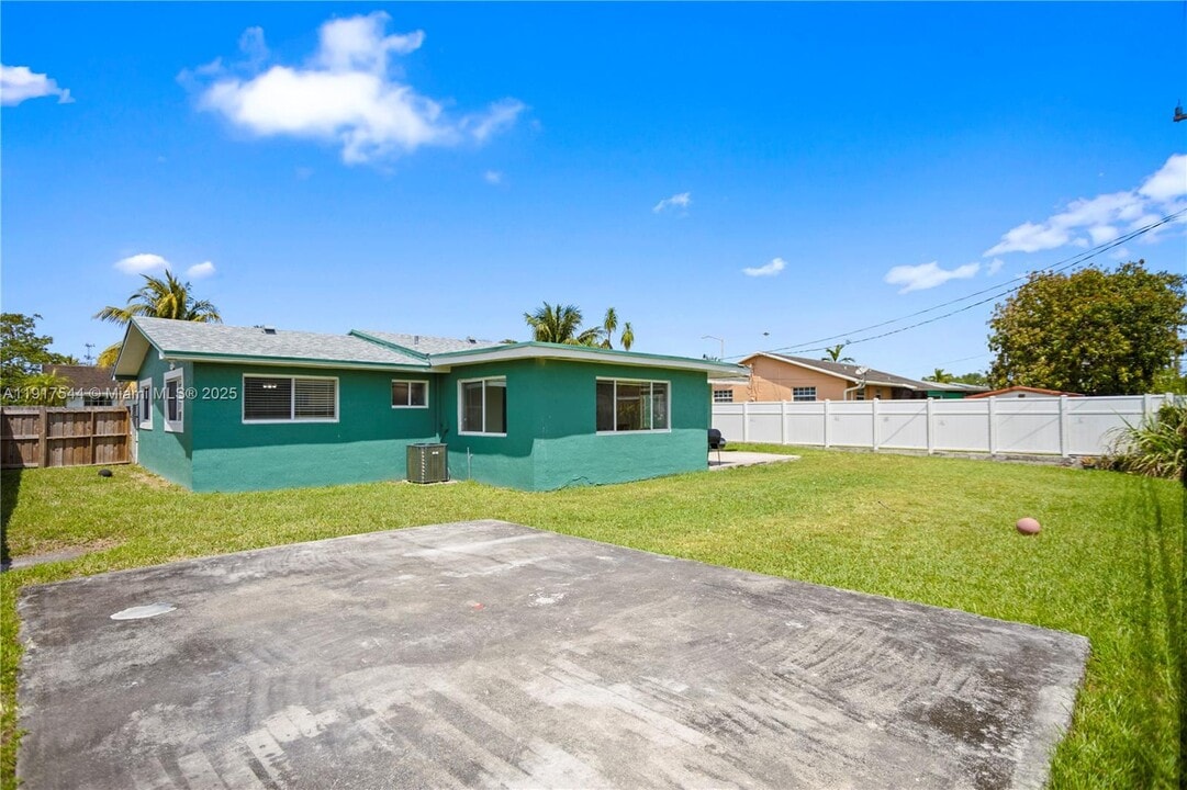 1831 SW 97th Ter in Miramar, FL - Foto de edificio