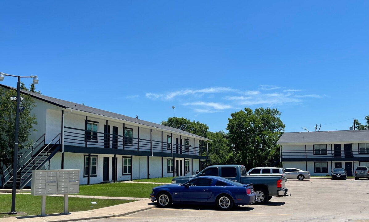 MB East Meadow Apartments in Fairfield, TX - Foto de edificio