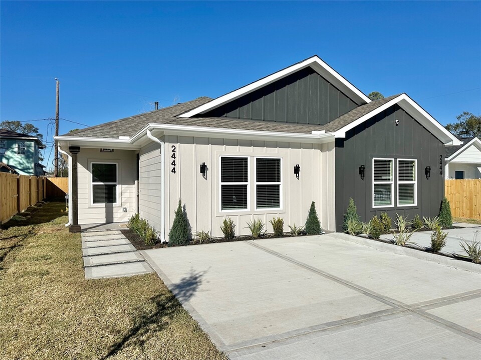2444 Carmel St in Houston, TX - Foto de edificio