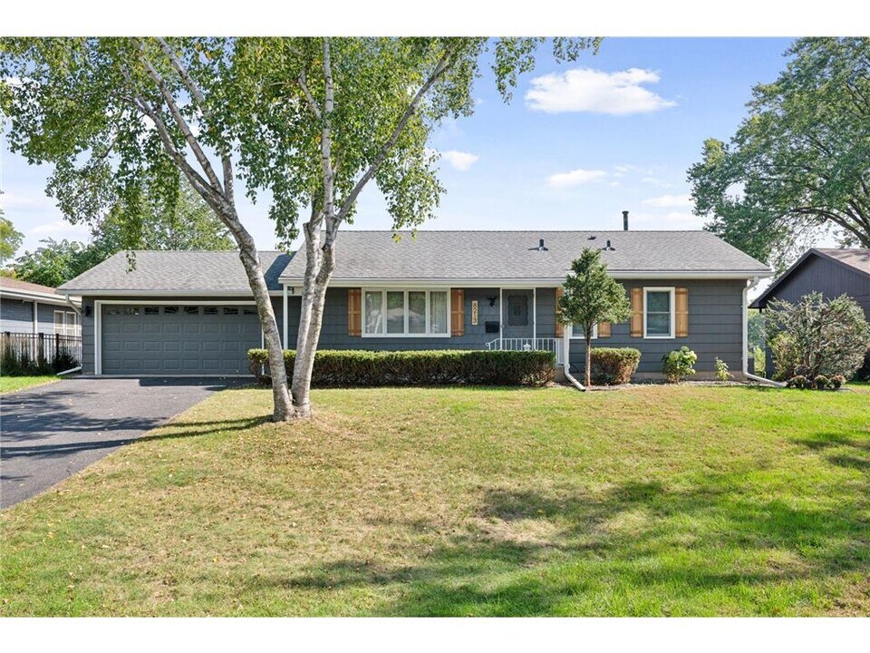 8213 Quinn Rd in Bloomington, MN - Building Photo