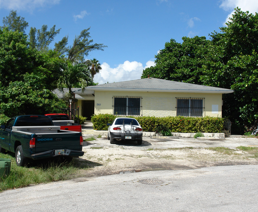 7800 NE 10th Ct in Miami, FL - Foto de edificio