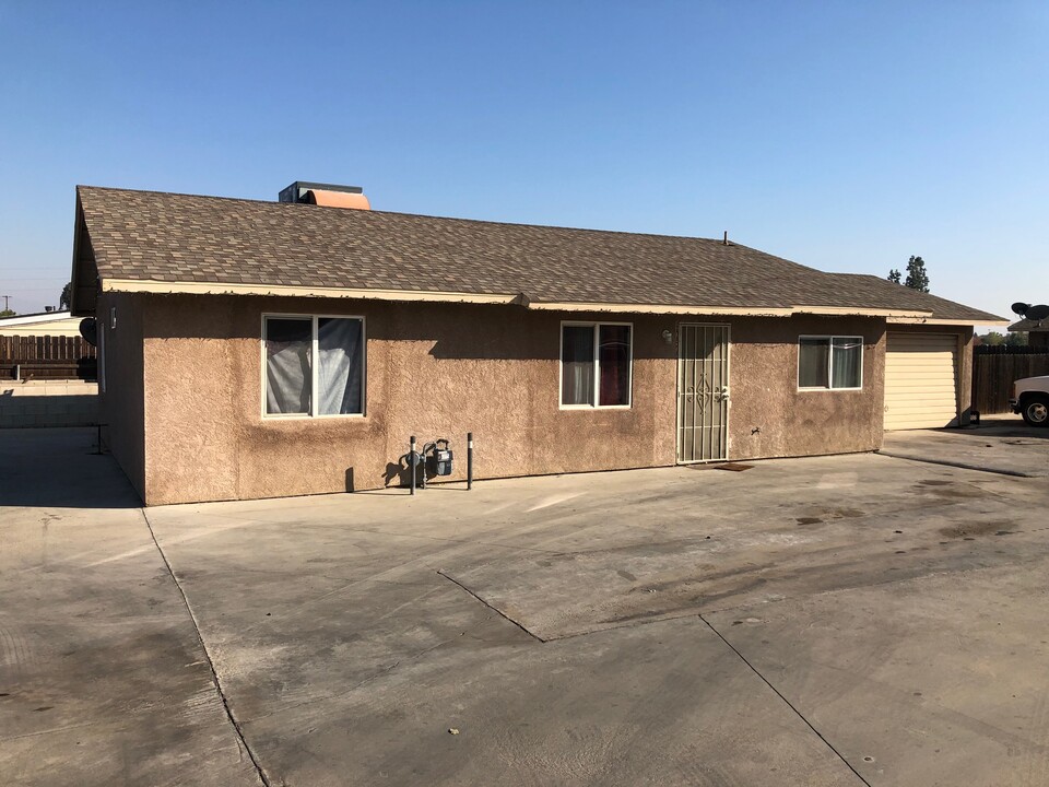 405 E Warren Ave in Bakersfield, CA - Building Photo