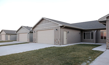 Bison Townhomes in Sioux Falls, SD - Foto de edificio - Building Photo