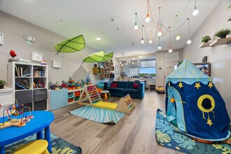 28294 Ferry Rd in Warrenville, IL - Foto de edificio - Building Photo