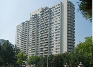 Mississauga Place in Mississauga, ON - Building Photo - Building Photo