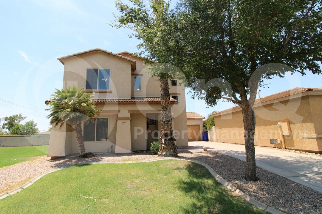 2020 N Holguin Way in Chandler, AZ - Building Photo