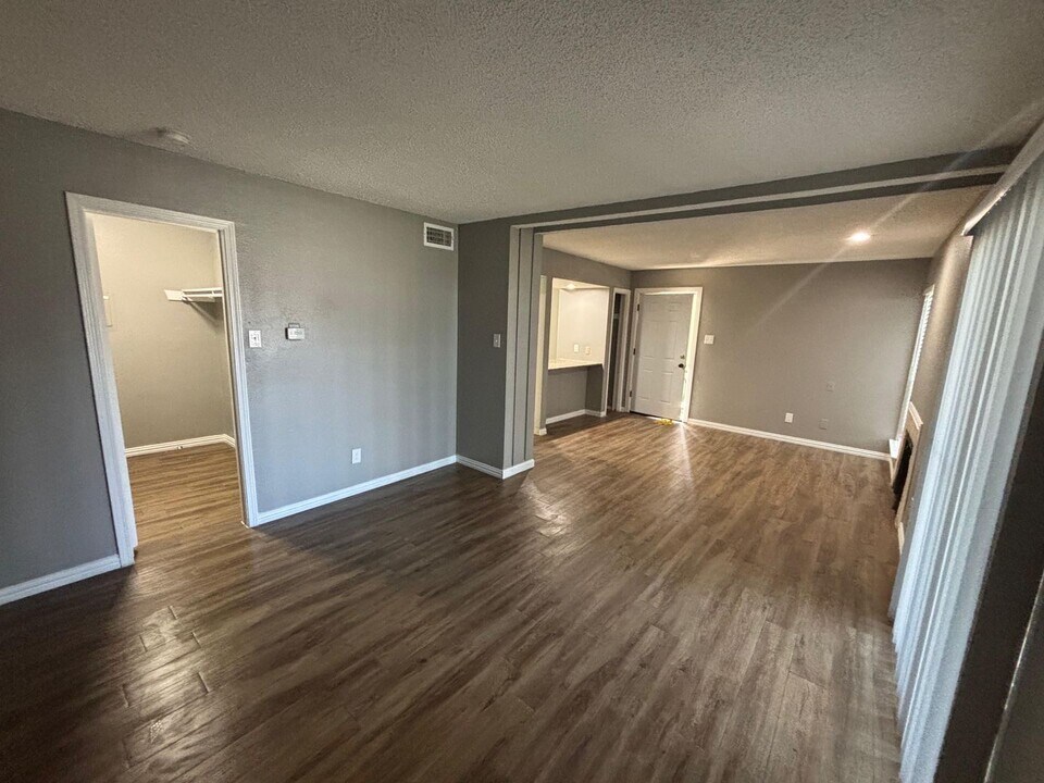 7900 Brookriver Dr in Dallas, TX - Building Photo