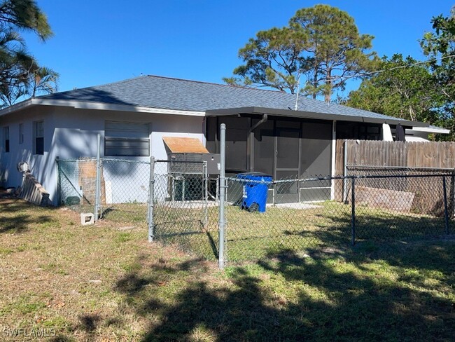 3881 Bennett Ln in Bonita Springs, FL - Foto de edificio - Building Photo