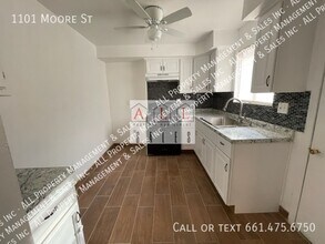 1101 Moore St in Bakersfield, CA - Building Photo - Building Photo