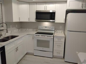 1100 E Bay Dr, Unit 82 in Largo, FL - Building Photo - Building Photo