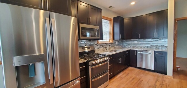 2554 W Walton St in Chicago, IL - Building Photo - Building Photo