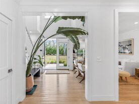 17 Bayview Rd N in Southampton, NY - Building Photo