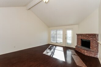 827 Bentle Ct in Cedar Hill, TX - Foto de edificio - Building Photo