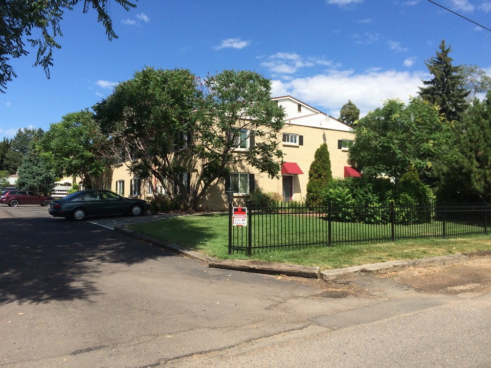 Golden Leaf Apartments in Lakewood, CO - Building Photo