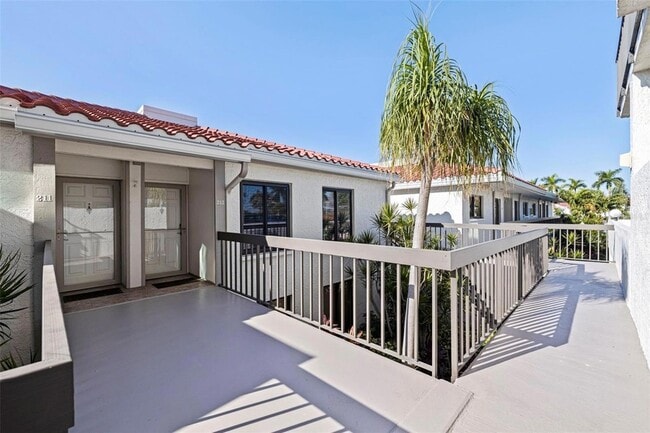 6365 Bahia Del Mar Blvd S, Unit 212 in St. Petersburg, FL - Foto de edificio - Building Photo