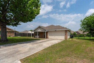 112 Briarwood Ct in Kyle, TX - Building Photo