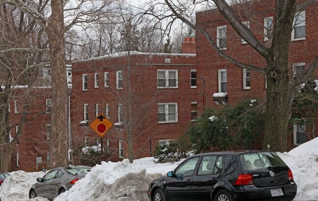 2307 41st St NW in Washington, DC - Foto de edificio - Building Photo