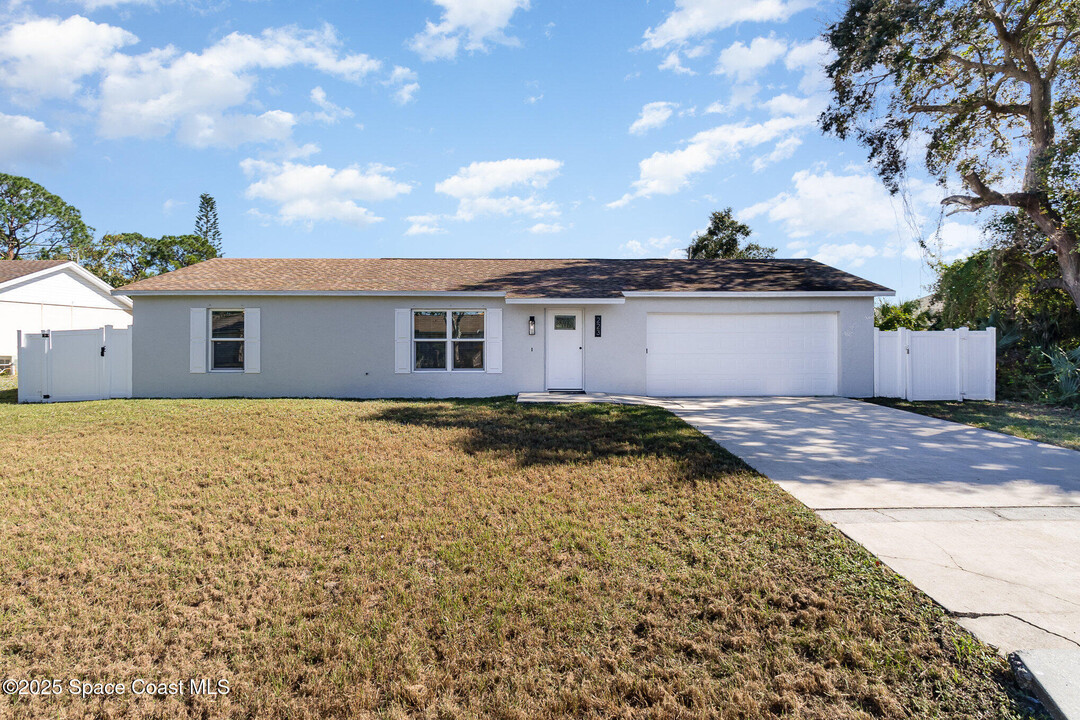 223 Greenway Ave NE in Palm Bay, FL - Building Photo