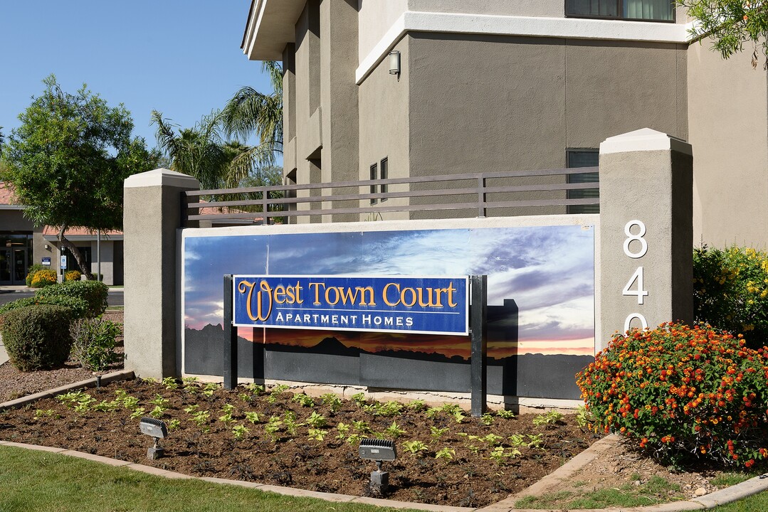 West Town Court in Phoenix, AZ - Building Photo