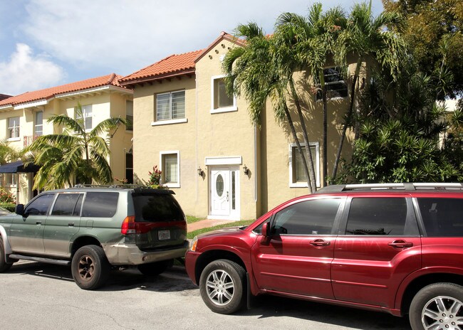 115 Menores Ave in Coral Gables, FL - Foto de edificio - Building Photo