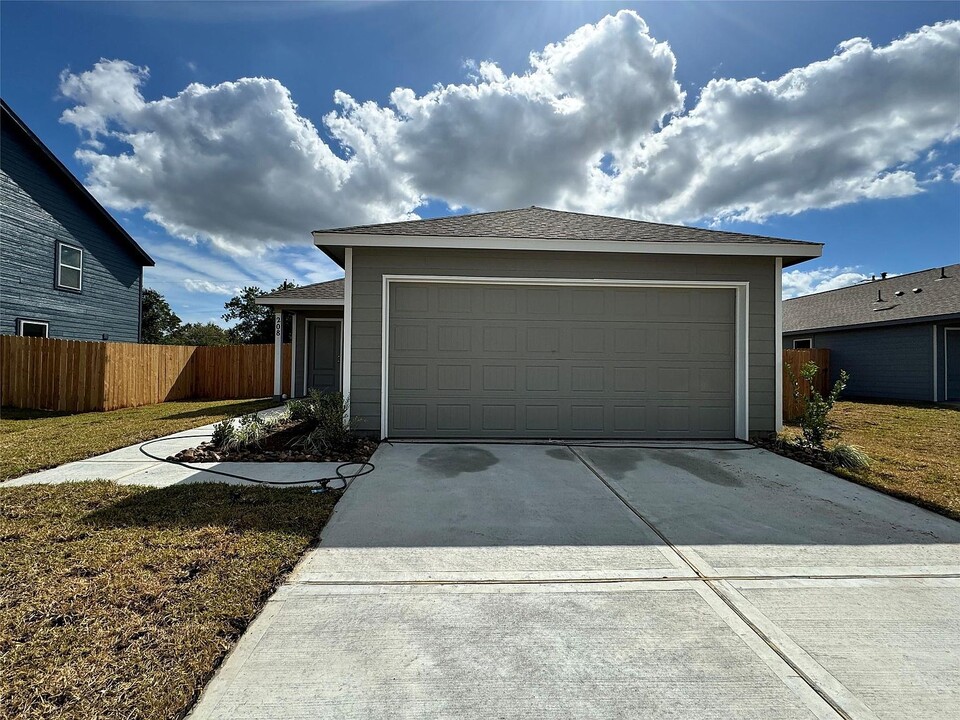 208 Houston Ave in Angleton, TX - Building Photo