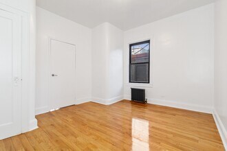 300 W 10th St in New York, NY - Building Photo - Building Photo