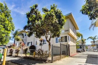 1732 27th Avenue in Oakland, CA - Foto de edificio - Building Photo