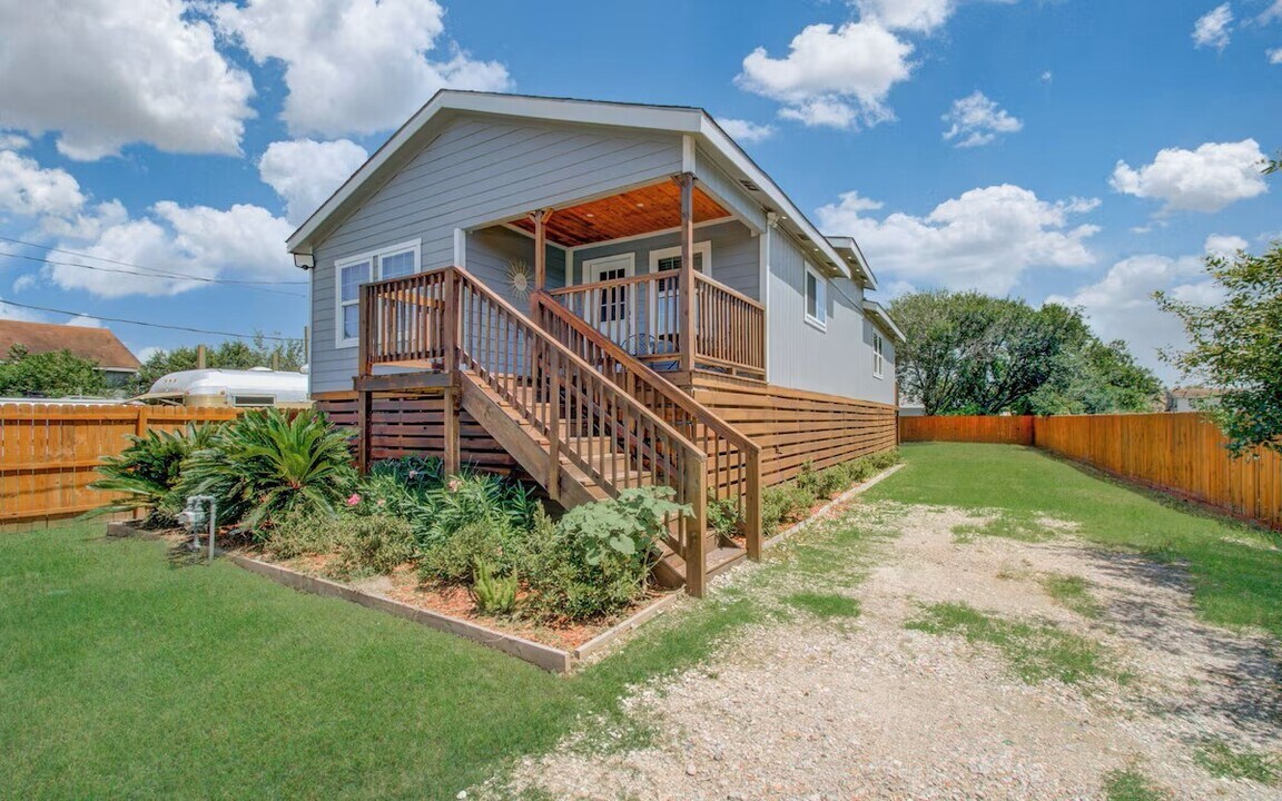 4802 Crane St in Hitchcock, TX - Building Photo