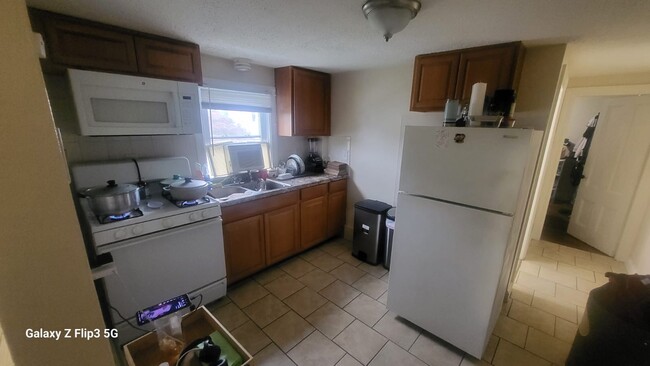 860 Mineral Spring Ave, Unit 2nd floor in Pawtucket, RI - Building Photo - Building Photo
