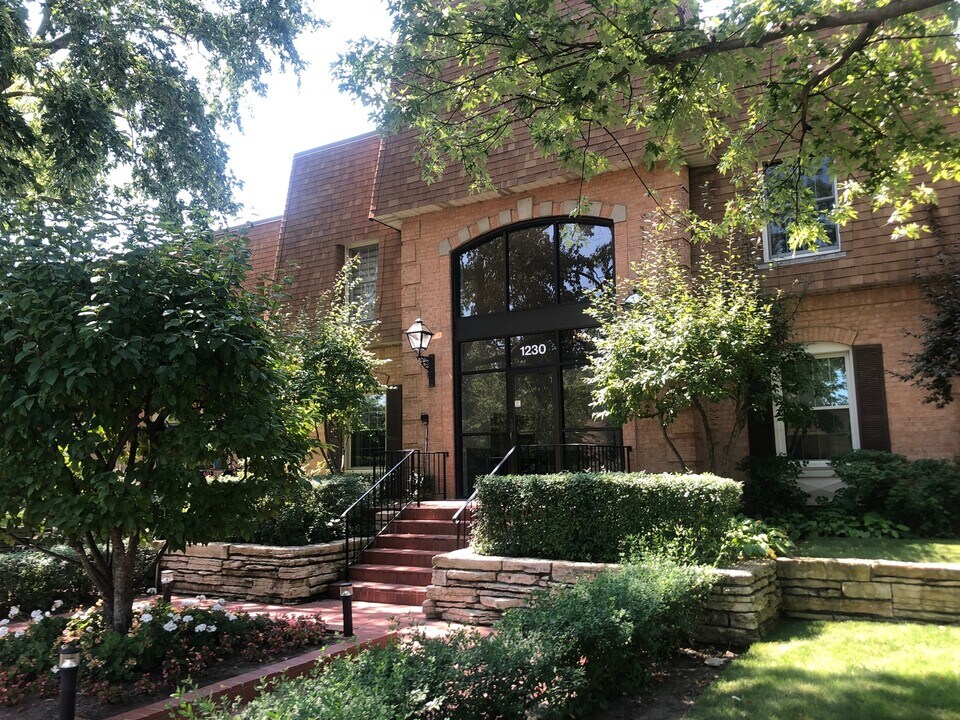 1230 Park Ave W in Highland Park, IL - Building Photo