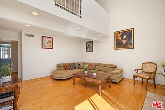16030 Moorpark St in Los Angeles, CA - Building Photo - Building Photo
