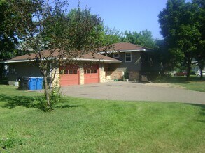 2233 5th Ave, NE, Unit 2, Upstairs in Anoka, MN - Foto de edificio - Building Photo