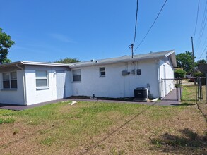 5117 Beacon Hill Dr in New Port Richey, FL - Foto de edificio - Building Photo