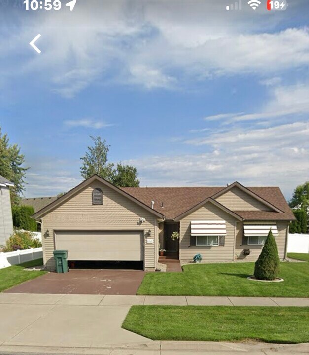 8182 N Brookside Dr in Hayden, ID - Foto de edificio