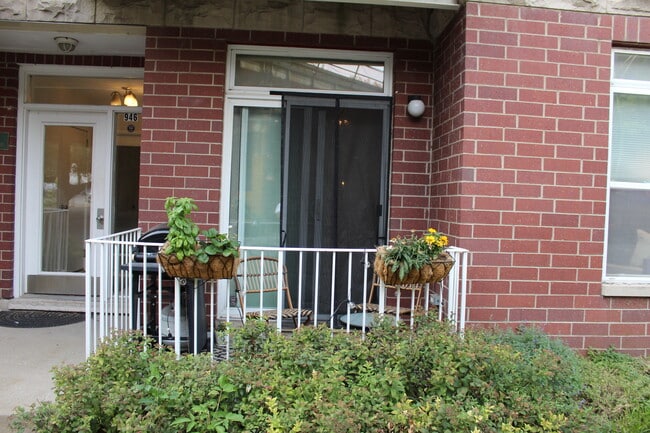 946 W Fry St, Unit #1e in Chicago, IL - Foto de edificio - Building Photo